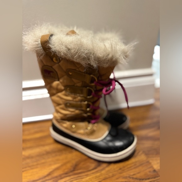 SOREL beige and black tie up winter boots with pink laces (US 5) - Picture 4 of 8
